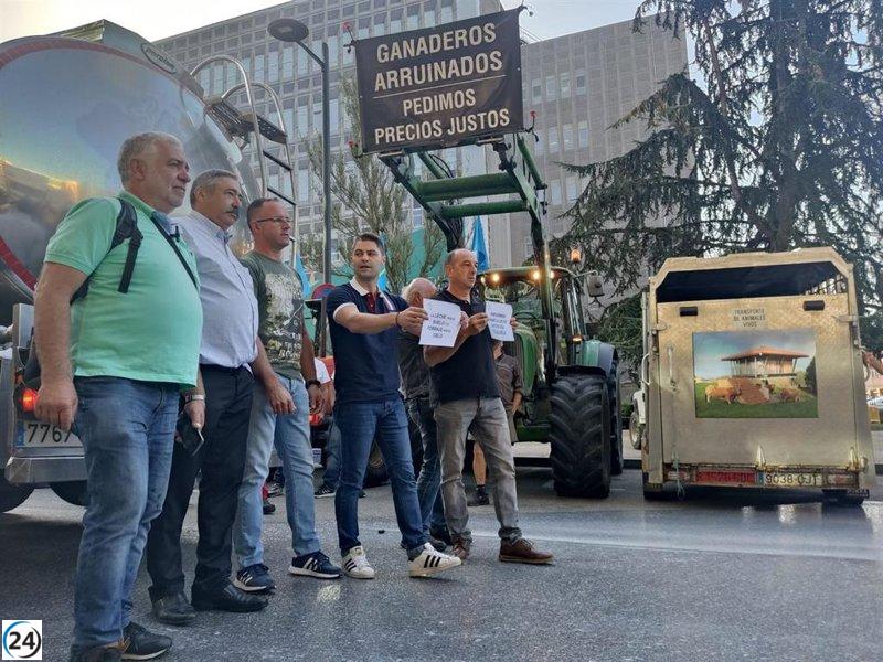 Ganaderos progresistas organizan movilización contra la crisis ganadera en la Consejería de Medio Rural.