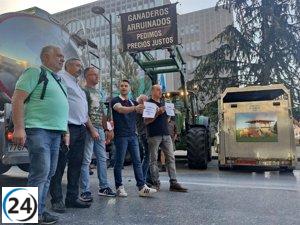 Ganaderos progresistas organizan movilización contra la crisis ganadera en la Consejería de Medio Rural.