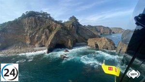 Hombre rescatado ileso tras volcar su piragua y quedar atrapado en una remota cala de Cudillero.