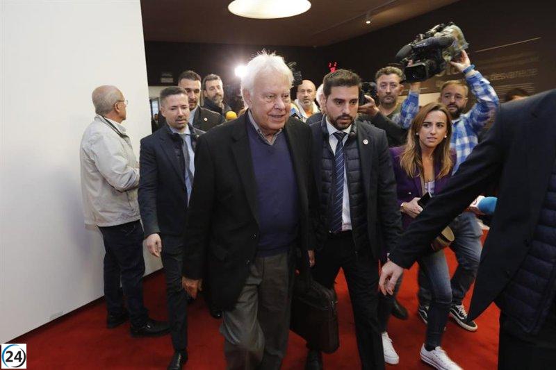 Felipe González respalda el acuerdo de gobierno entre PSOE y Sumar a corto plazo.