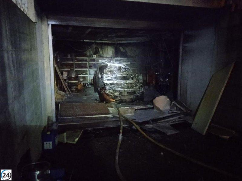 Bomberos de Gijón logran extinguir fuego en vehículo de garaje residencial