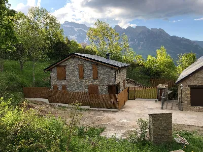 Relájate en una casa rural con vistas a la montaña