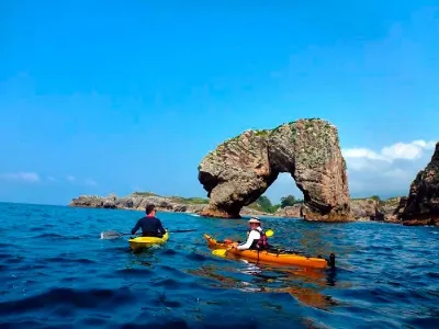 Kayak por los paisajes marítimos de Asturias