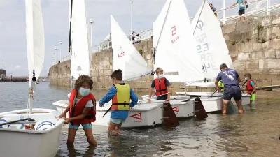 Practica la vela en los puertos asturianos