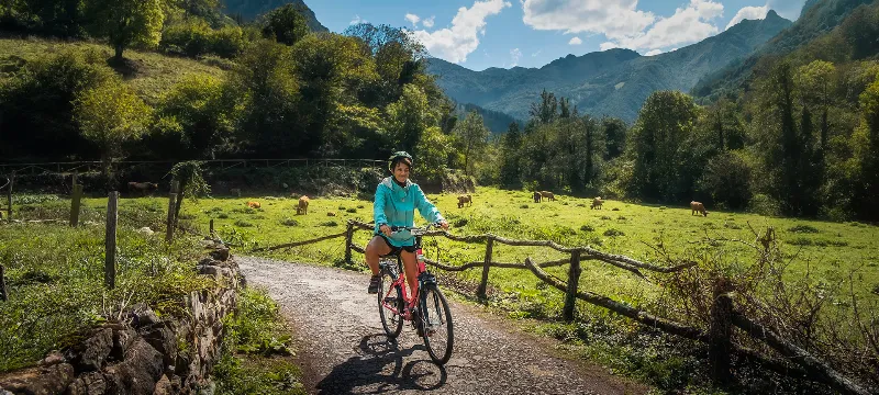 Rutas en bicicleta por los paisajes montañosos de Asturias